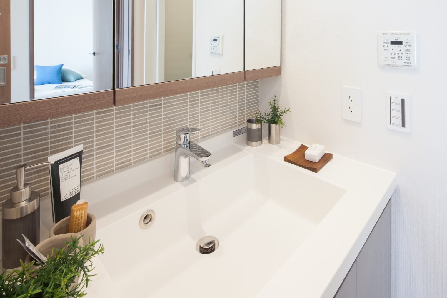 使いやすく清潔に収納したい 洗面台の鏡裏を上手に活用しよう 宅配型収納caraeto カラエト