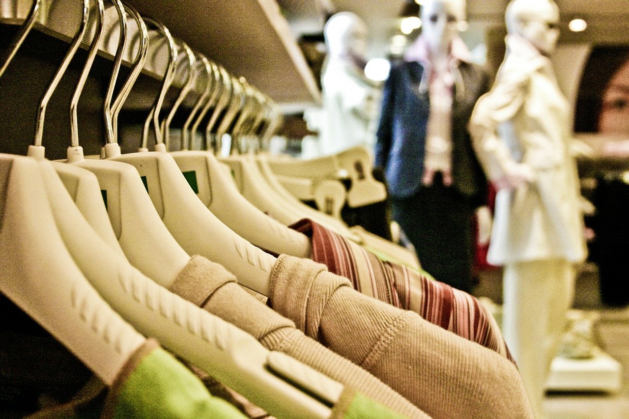 手放すだけじゃない!洋服収納をおしゃれにすっきりさせる方法をご紹介します。